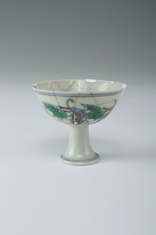 Clashing-color high-stemmed cup with single stand and the design of plucked grapes, Chenghua period (1465-1487)