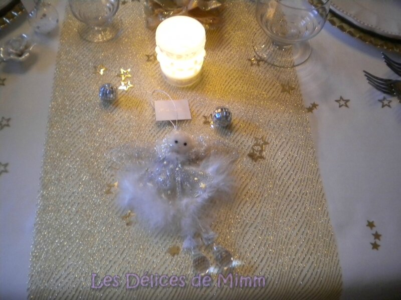 Ma table de Noël en blanc et or avec une pointe d'argent 3