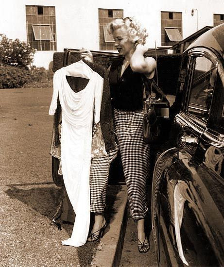 1952-09-FOX_studios-03-chapman_dress-in_car_pontiac-1