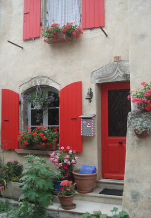 Maison volets rouges