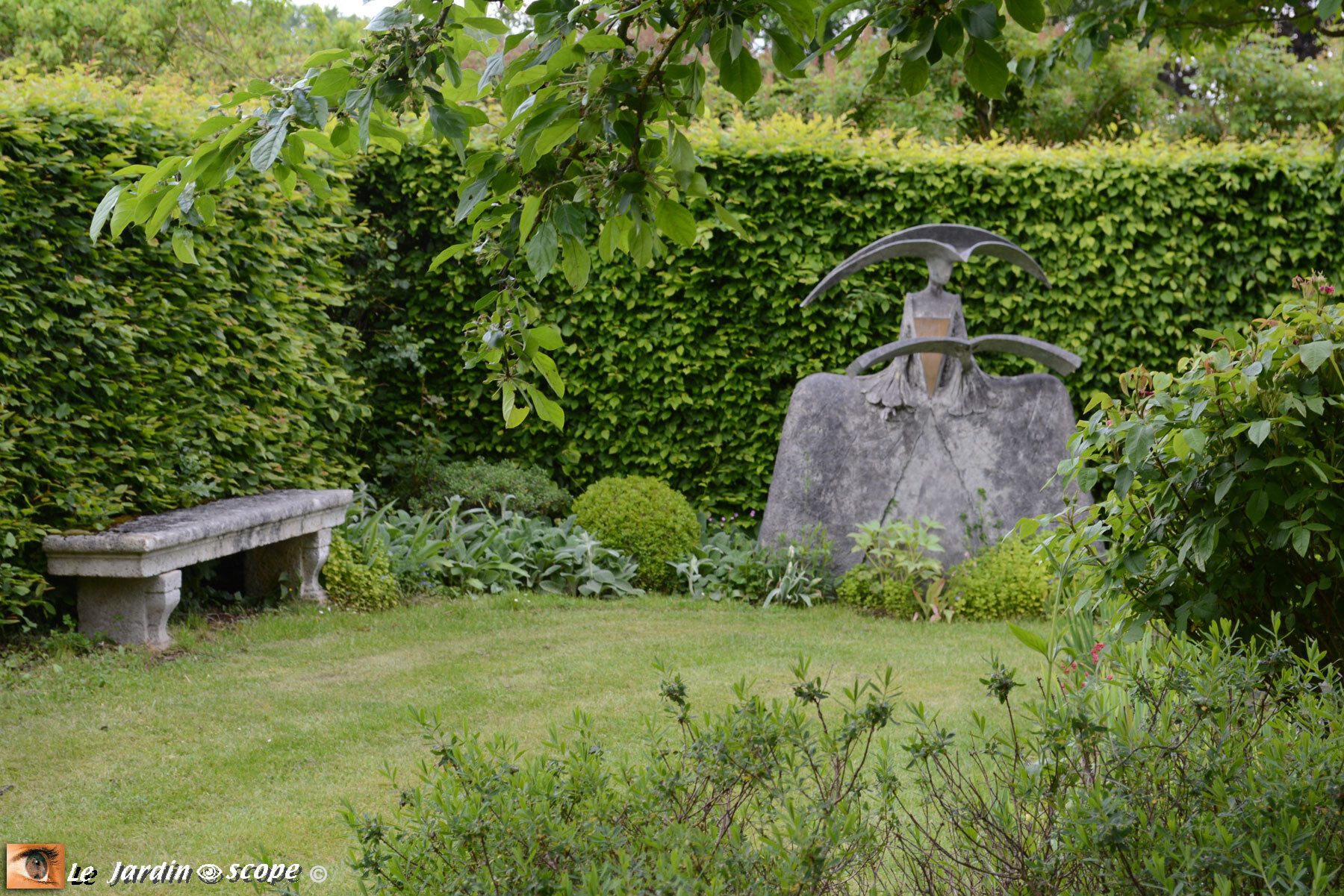 Banc en pierre (28) Abbaye ND-de-l'Eau