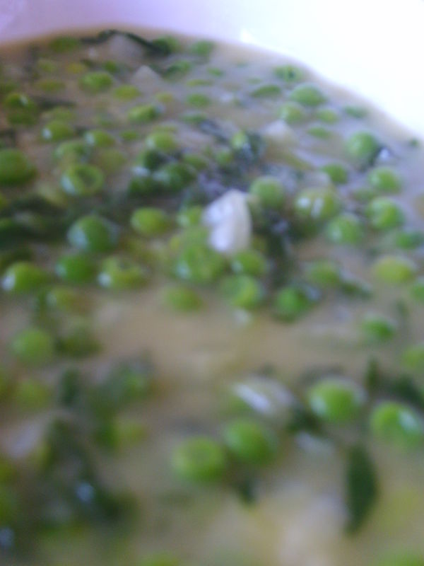 Petits pois braisés aux oignons nouveaux et à la salade (Jamie Oliver)