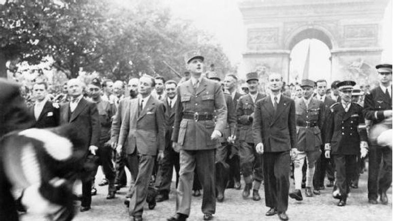 5edf4636ad098_general_charles_de_gaulle_and_his_entourage_set_off_from_the_arc_de_triumphe_down_the_champs_elysees-3224477