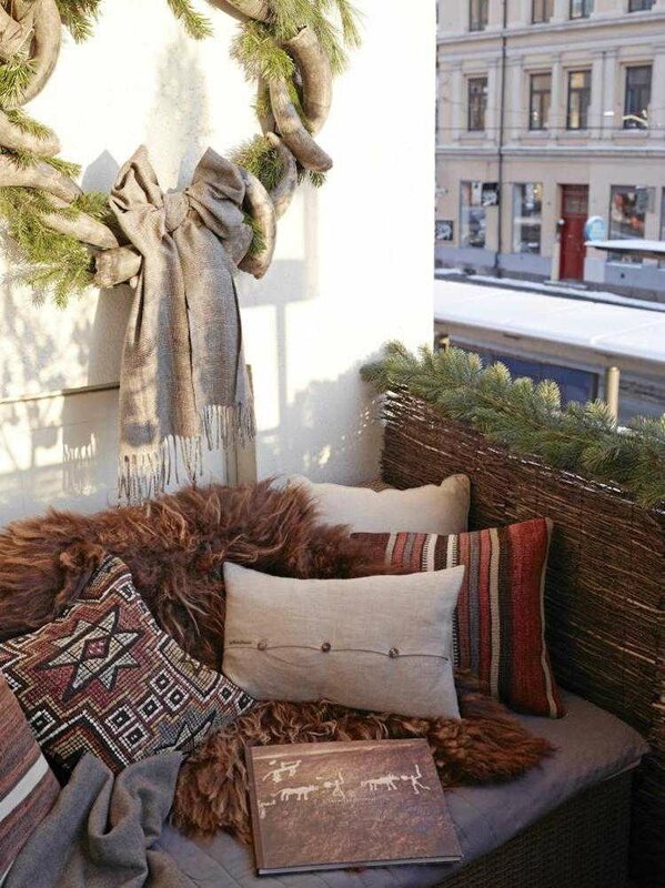 decoration-de-Noel-exterieure-balcon-couronne-branches-sapin-noeud-toile-jute-coussins