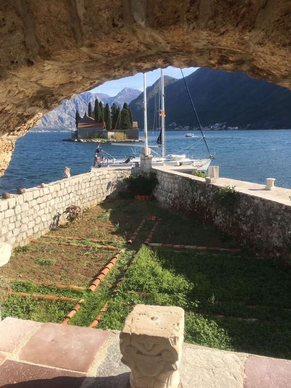 Abbaye_d_Otok_Sv_Dvordje_depuis_Otok_Gospa_od_Skrpjela__Bouches_de_Kotor__311017_2