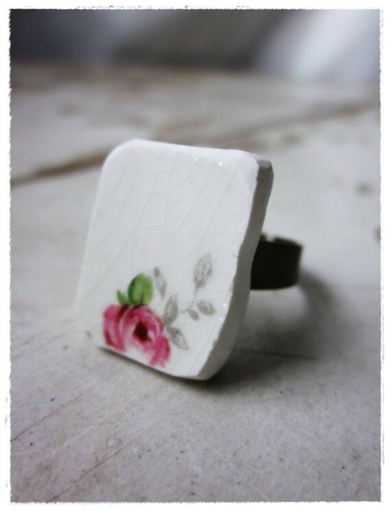 morceau de porcelaine recyclée en bague