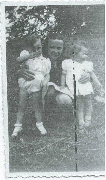 Catherine Provost avec son fils Marcel Queffelec à Penne ar Roz en Gouezec été 1947