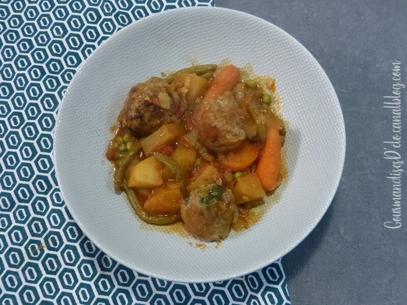 Mijoté de légumes à la sauce tomate et boulettes de boeuf à l'oignon et persil (2)