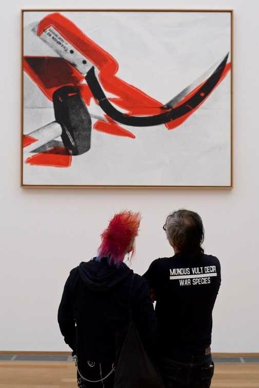 people-matching-artworks-Stefan-Draschan-15
