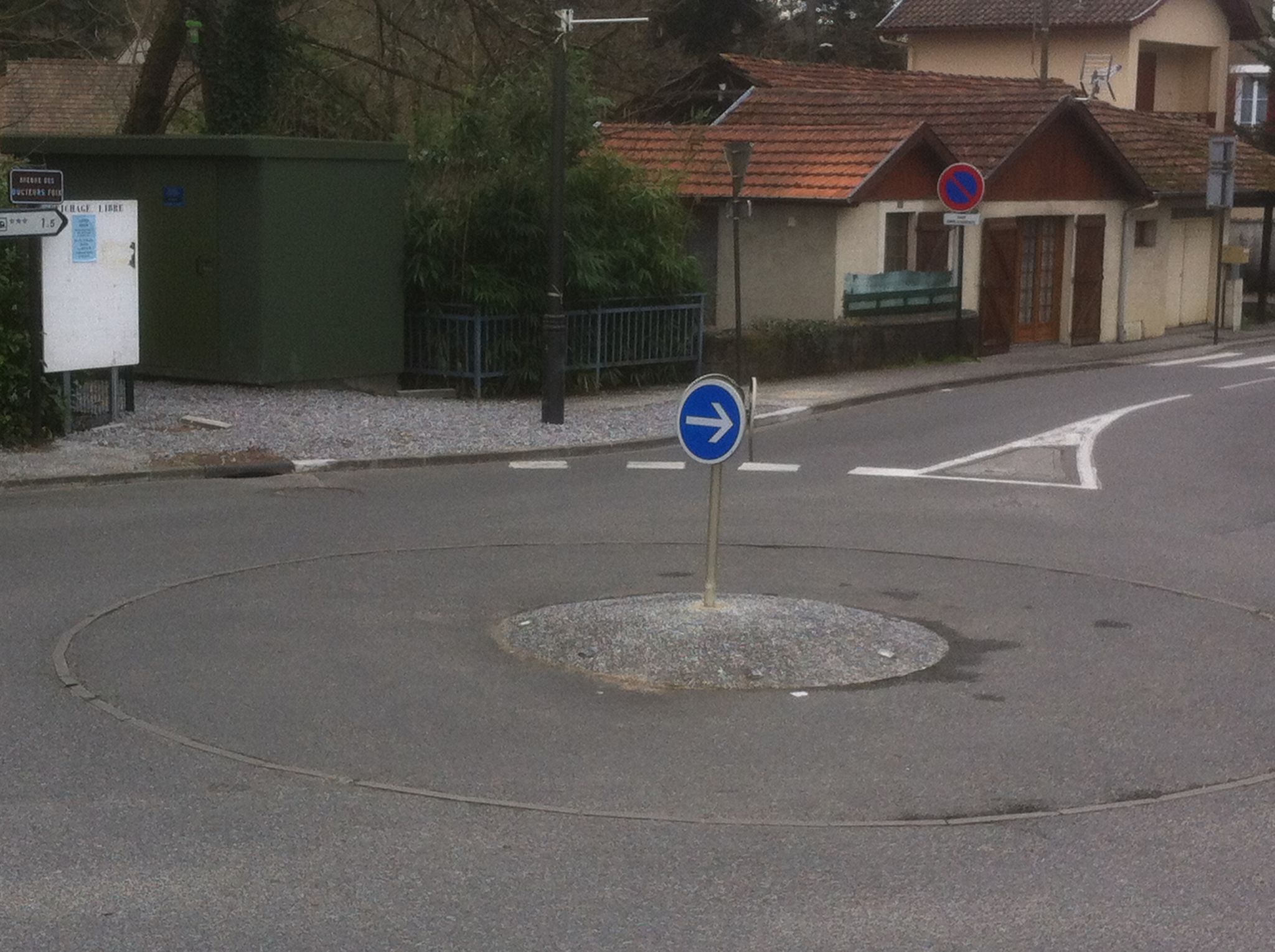 Salies-de-Béarn, le plus petit rond-point du monde (64)
