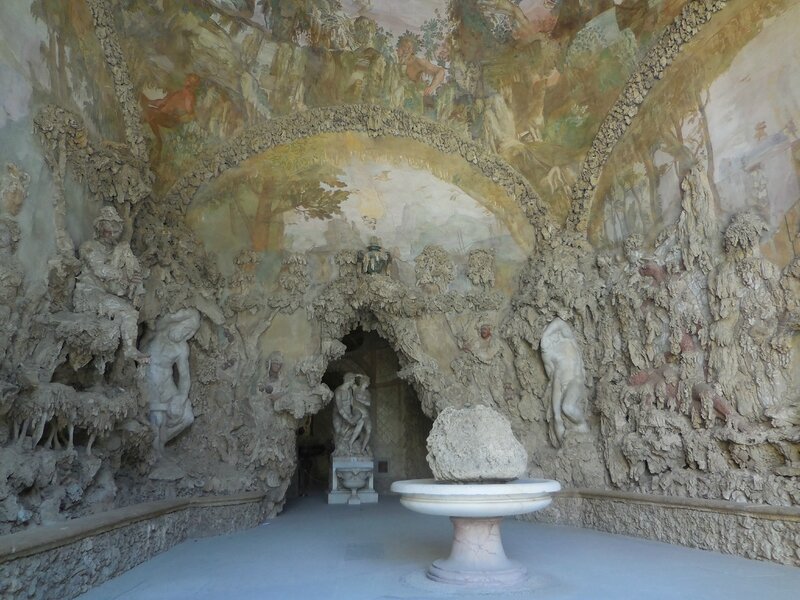 Jardin de Boboli - Grotta del Buontalenti (4) - aux angles les prisonniers de Michel-Ange