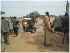 Panne taxi-brousse à l'entrée du bac vers DJENNÉ