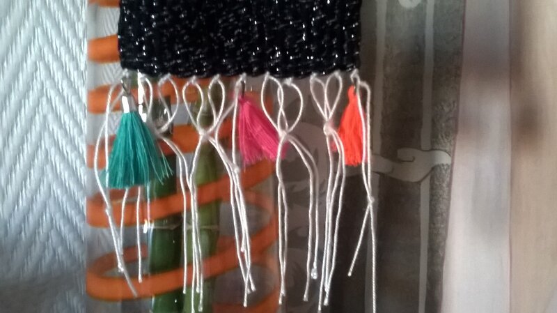 Franges à pompons et cordelettes