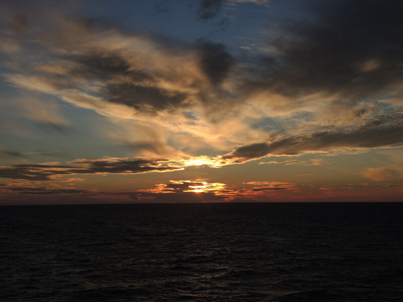 Sur le ferry, coucher de soleil sur mer Baltique (Lituanie)