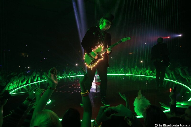 pascal-obispo-a-enflamme-le-galaxie-d-amneville-hier-soir-pour-le-plus-grand-plaisir-de-ses-fans-venus-en-nombre-photo-gilles-wirtz (9)