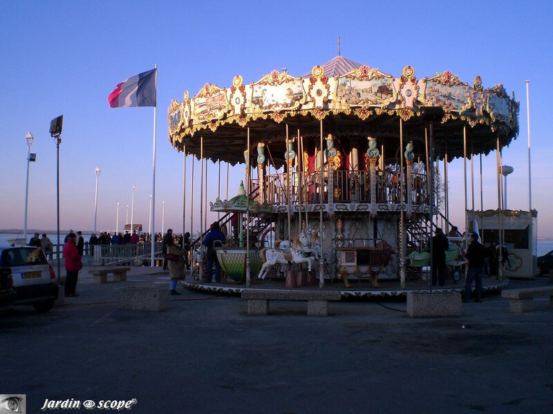 Bancs devant le Manège ancien d'Arcachon