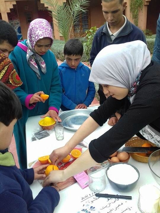 Farah conseille sur la manière de procéder pour couper les oranges en deux