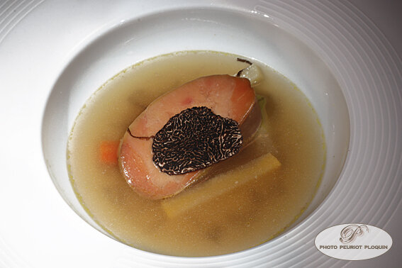 Mi_cuit_de_FOIE_GRAS_en_consomme_truffe_par-Pascal_Doucet