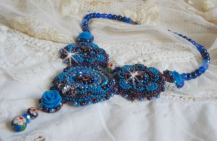 Collier Roses Bleues Royales 6-1