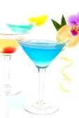 9406069-martini-tropical-cocktails-avec-vodka-rhum-leger-gin-tequila-curacao-bleu-jus-de-lime-limonade-roue-[1]