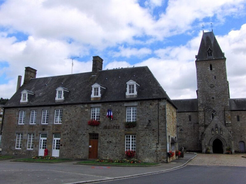 Lonlay-labbaye-mairie-854x641