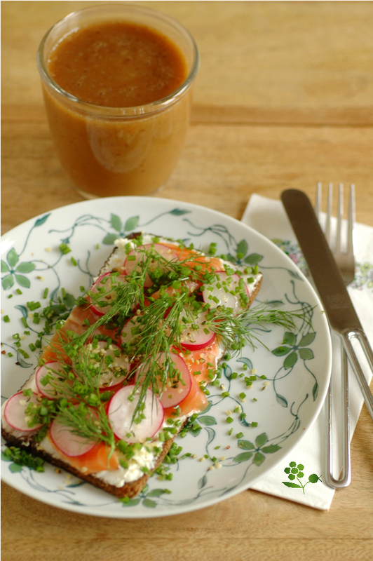 Tartine saumon fumé, radis, fromage frais, wasabi, herbes & graines de chanvre