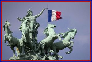 337359_le-drapeau-francais-flotte-au-dessus-du-quadrige-oeuvre-du-sculpteur-georges-recipon-sur-le-toit-du-grand-palais-a-paris