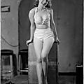 1946 - Pin-Up Marilyn - Série Bikini par <b>Earl</b> <b>Moran</b>