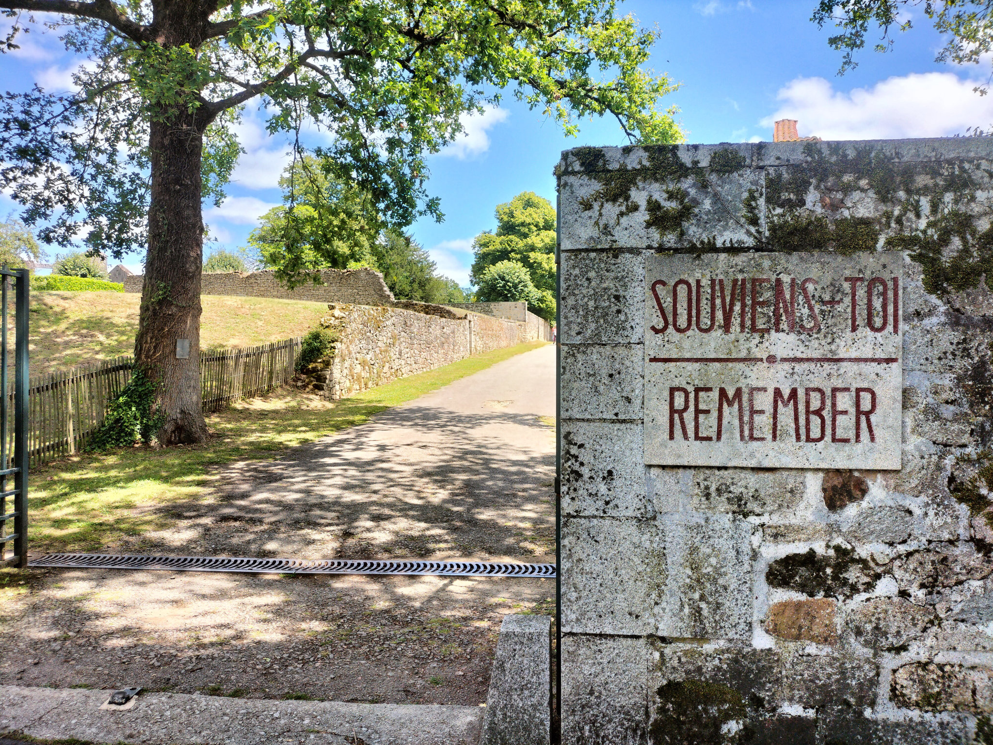 Oradour-sur-Glane, village martyr, entrée (87)