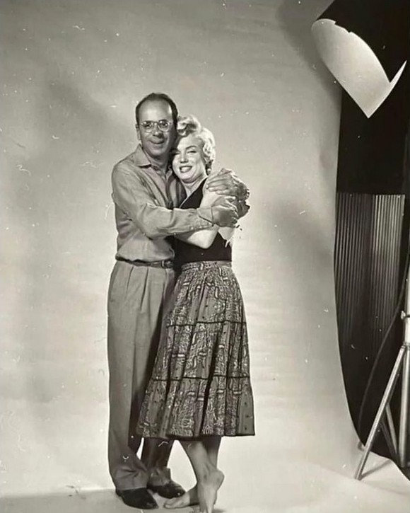 1954-09-15-NY-Halsman_Studio-in_skirt-070-1