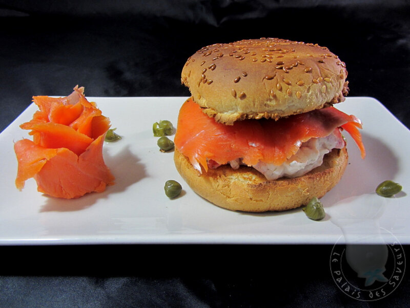 Burger saumon, câpres, tomates