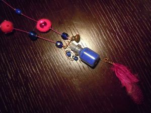 collier bleu sous verre