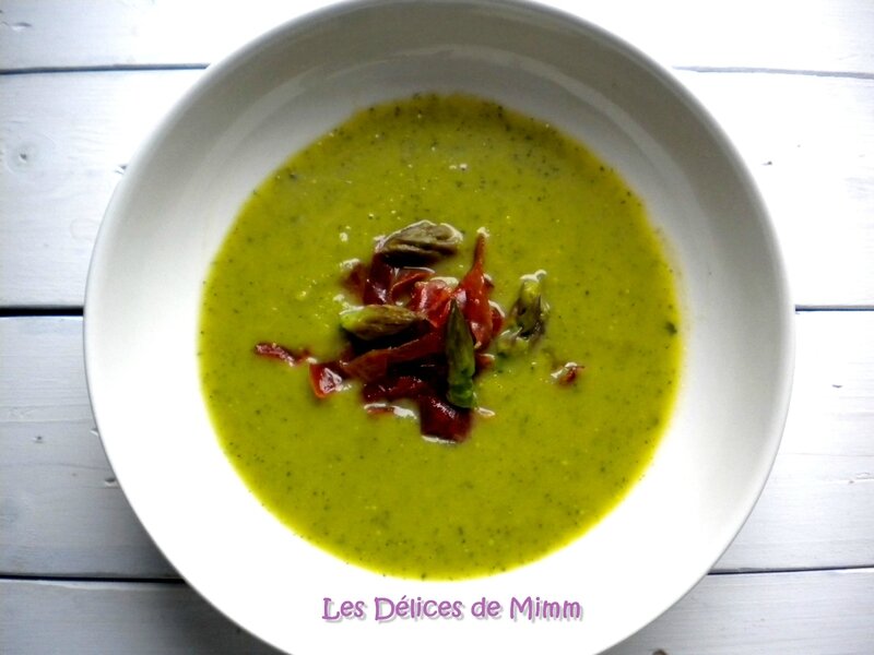 Velouté d’asperges vertes et de courgettes et émincé de jambon de Parme