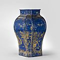 Important vase en <b>porcelaine</b> <b>bleu</b> <b>poudre</b> et décor or, Chine, Dynastie Qing, XVIIIème siècle