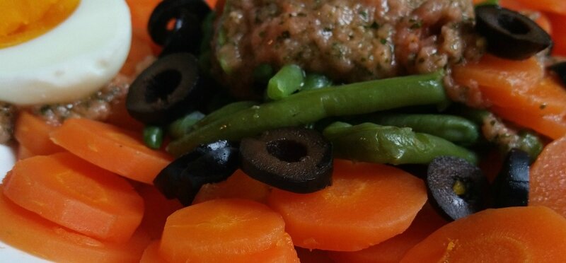 Salade tiède de carottes Vichy, haricots verts à la sauce de tomate crue, rouelles d'olives et oeuf bio 3