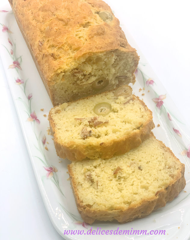 Cake aux olives, lard fumé, comté et parmesan
