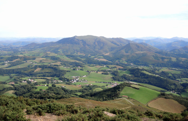 Mont Ursuya, sommet, vue sur le Baigura (64)