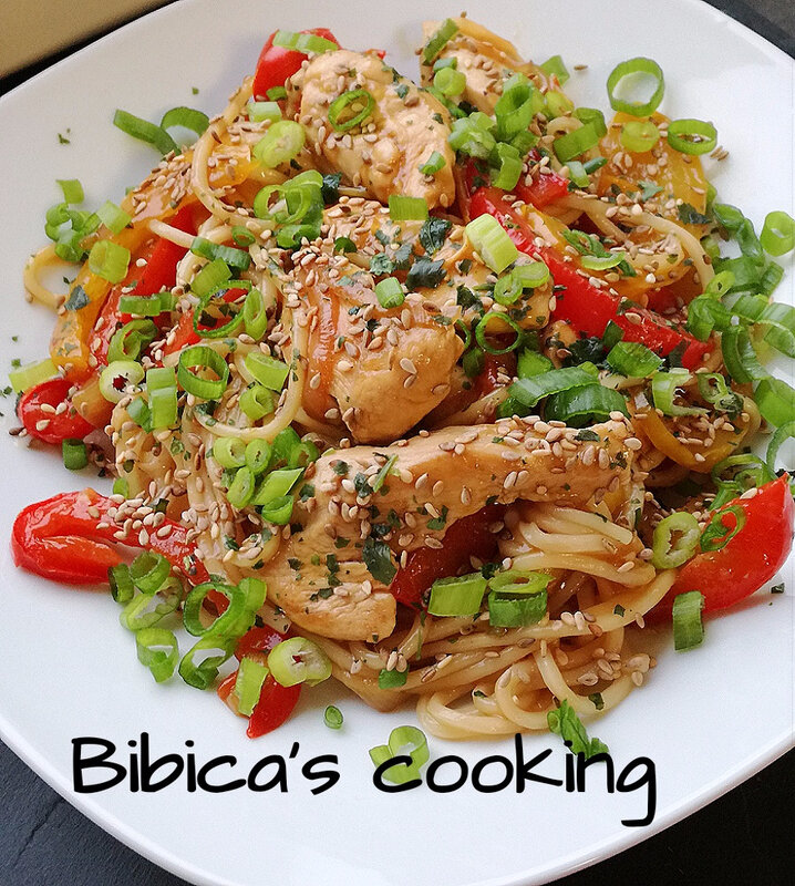 Soba au poulet et poivrons, sauce soja piquante gros plan