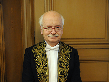 Erik Orsenna en tenue d'académicien