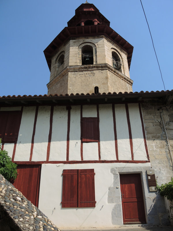 Ciboure, église Saint Vincent, clocher pagode et benoiterie (64)