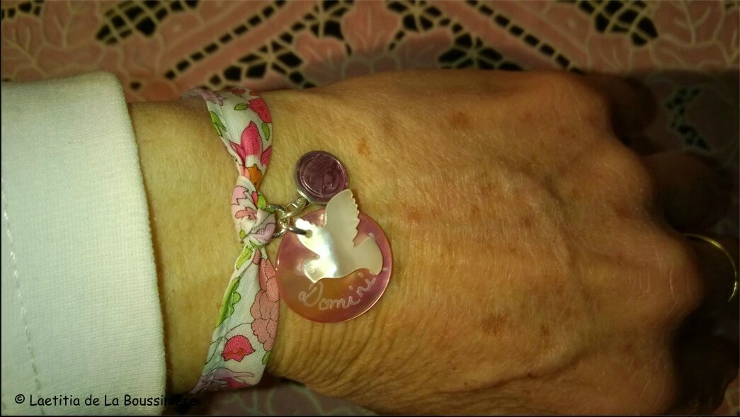 Le bracelet colombe et médailles de Dominique
