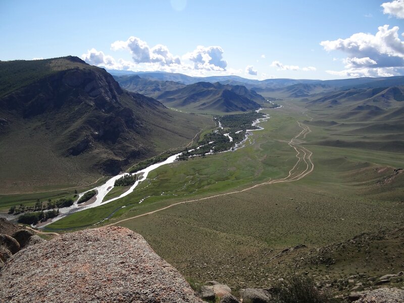 La vallée de la Bogd et la chaîne du Khangaï vus depuis une montagne - aïmag Zavhan
