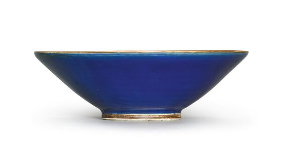 A blue-glazed 'dragon' bowl, Ming dynasty, Jiajing period (1522-1566)