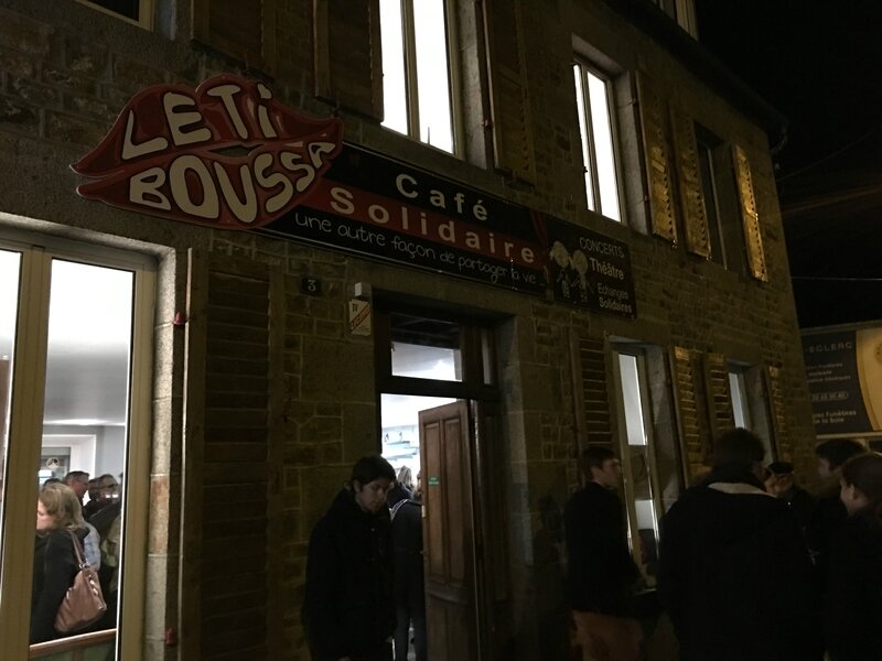 café solidaire le Ti Boussa Avranches 2__11_2015 inauguration extérieur