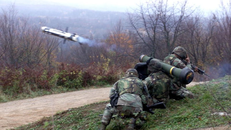 tir-d-un-missile-antichar-javelin-par-des-marines-americains-le-18-novembre-2000-lors-de-manoeuvres-militaires-en-croatie-photo-du-departeme