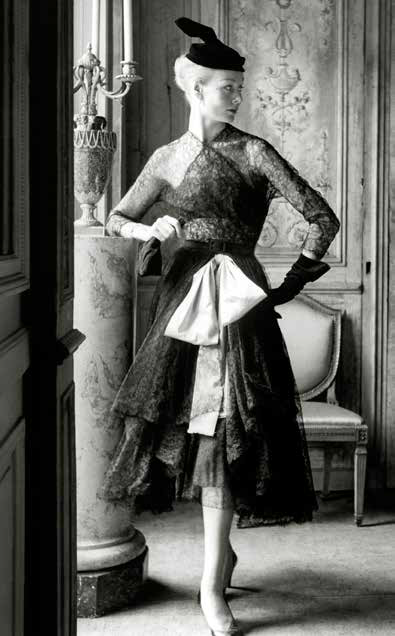 Cristóbal Balenciaga, robe et manteau de cocktail en dentelle noire, ceinture corselet rose, 1951