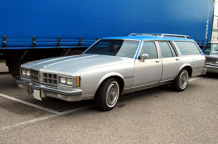 Oldsmobile_custom_cruiser_wagon_de_1986__Rencard_burger_king_mai_2010__01