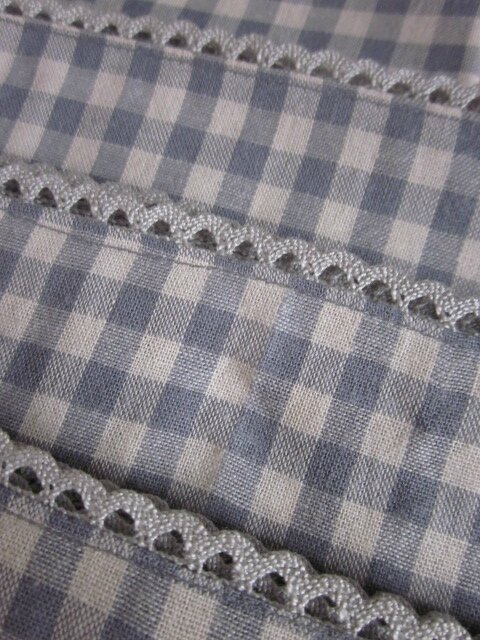 Set de 4 serviettes de table 40 X 40 en vichy gris et écru, bordées de dentelle de coton gris (1)