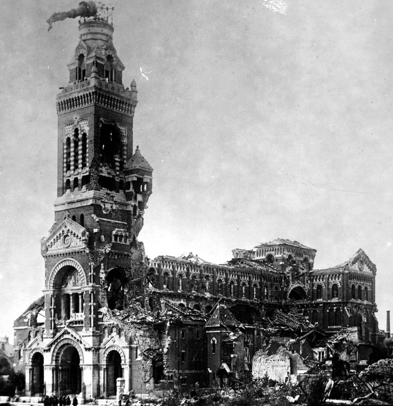 Albert_(Somme)_basilique_Notre-Dame_de_Brebières_en_ruine_-_Ruins_-_Church_of_Notre_Dame_at_Albert,_France_-_NARA_-_31484047_(cropped)