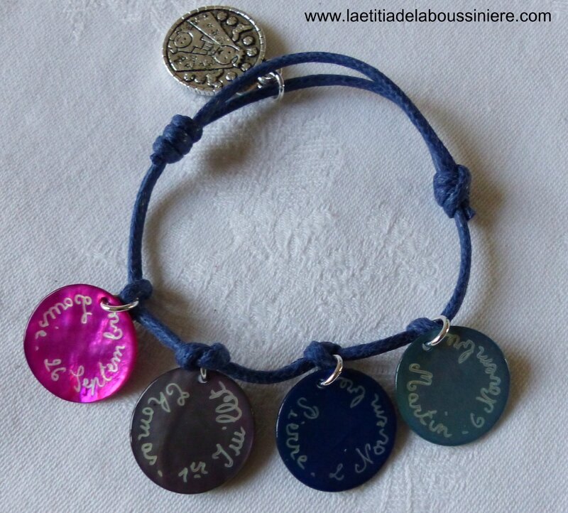 Bracelet sur cordon 4 médailles en nacre gravées
